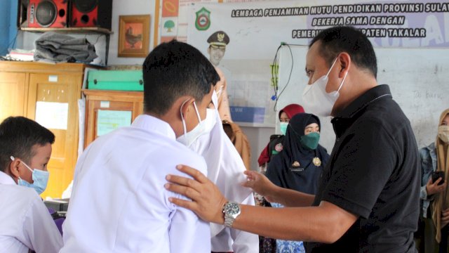 Bupati Takalar H. Syamsari, meninjau proses vaksinasi anak.(F-HUmas)