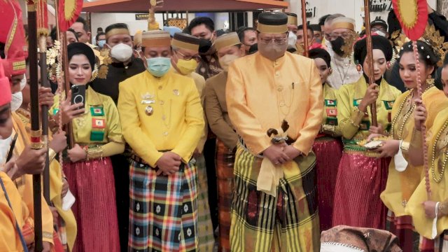 Menko Perekonomian, Airlangga Hartarto bersama Plt Gubernur Sulsel, Andi Sudirman sulaiman.