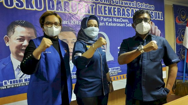 Wakil Ketua Bidang, Perempuan dan Anak DPW NAsDem Sulsel, Desy Susanty Sutomo, bersama pengurus lainnya