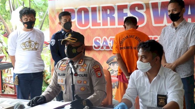 Kapolres Wajo, AKBP Muhammad Islam didampingi Kasat Reskrim, AKP Asian Sihombing saat ekspose di Mapolres Wajo.