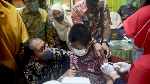 Wali Kota Makassar Moh Ramdhan “Danny” Pomanto, Memantau Vaksinasi Anak.(F-Humas)