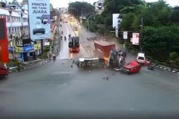 Di Balikpapan, Truk Tabrak 6 Mobil dan 10 Sepeda Motor di Lampu Merah, 5 Orang Tewas