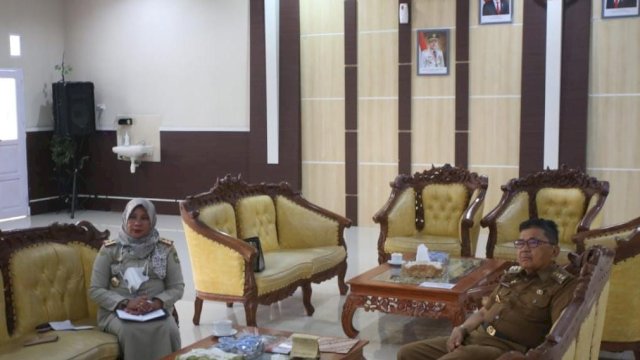 Walikota Palopo Judas Amir, saat mengikuti Zoom Meeting bersama Mendagri-LKPP. (F-Humas)