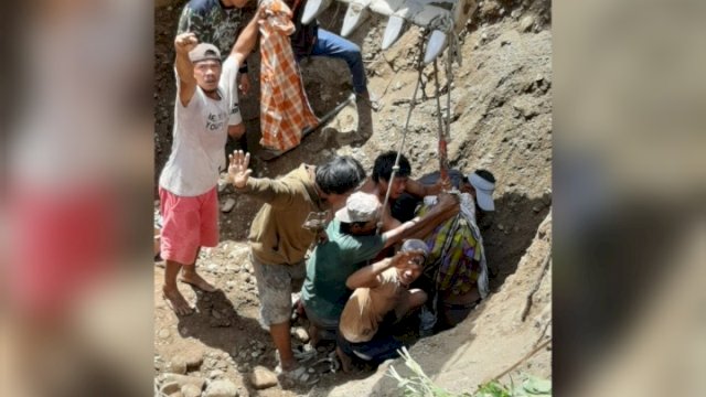 Proses evakuasi oleh warga dan alat berat terhadap korban tertimbun pasir galian sumur di Kabupaten Luwu, Sulsel