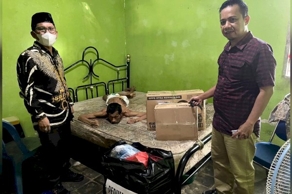 Legislator Makassar Kasrudi-Muchlis Misbah Datang Santuni Pengusaha Bank Sampah yang Kini Terbaring Lumpuh di Kasur