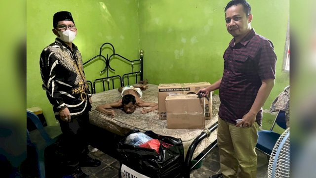 Dua anggota DPRD Makassar Kasrudi dan Muchlis Misbah datang langsung menjenguk pengusaha bank sampah dan memberikan bantuan.