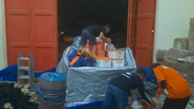 Plt Gubernur Sulsel Salurkan Bantuan Untuk Dua Titik Kebakaran di Bantaeng. (F-Humas)