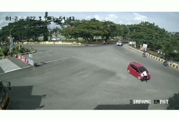 Ternyata Ini Alasan Aksi Heroik Polisi yang Viral di Jeneponto Naik ke Atas Kap Mesin