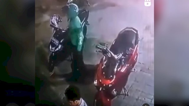 Tangkapan Layar Ojol di Makassar Sulsel curi Motor Usai Shalat.