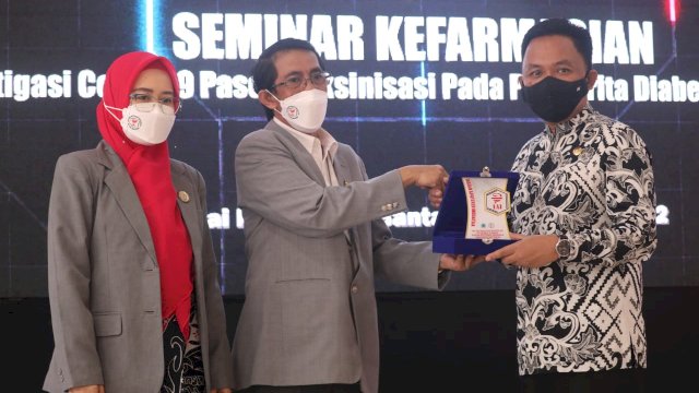 Hadiri Pelantikan Pengurus IAI, Bupati Bantaeng Ilham Azikin Titip Pesan untuk Apoteker.