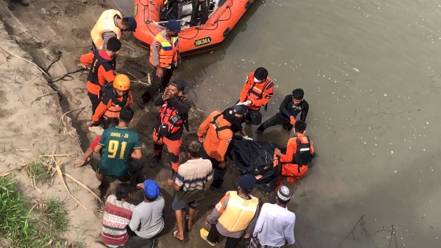 Pemuda yang Tenggelam Saat Berenang Memasang Kabel Optik di Pinrang Ditemukan Tim Sar Meninggal Dunia.