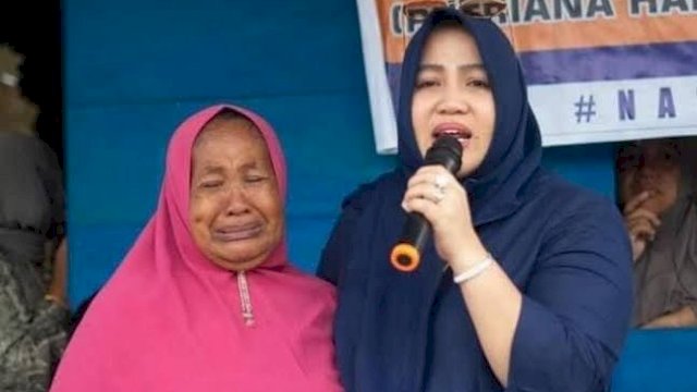 Ketua DPD Partai NasDem Kabupaten Luwu Utara, Putri Dakka saat merangkul seorang warga.