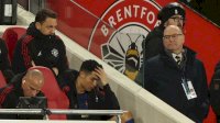 Cristiano Ronaldo Ngamuk Diganti di Laga Brentford vs MU, Banting Mantel-Termenung di Bangku Cadangan