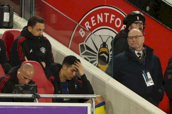 Cristiano Ronaldo Ngamuk Diganti di Laga Brentford vs MU, Banting Mantel-Termenung di Bangku Cadangan