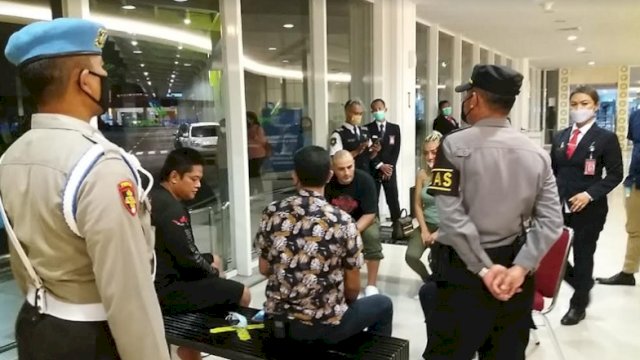 Pria Berkepala Pelontos asal Yordania mengamuk di Bandara Ngurah Rai Bali. (F-INT).