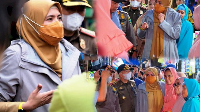 Persiapan Relokasi Pasar Lama, Wabup Maros Suhartina Bohari Kunjungi Pedagang