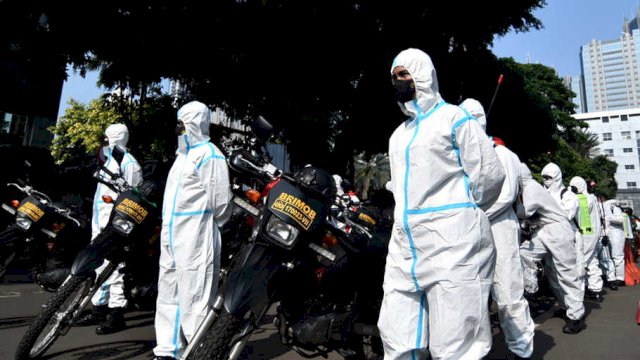 Sejumlah petugas gabungan yang tergabung dalam Tim Pemburu Covid-19 bersiap di Halaman Polda Metro Jaya, Jakarta, Senin (7/6/2021). Polda Metro Jaya, Kodam Jaya dan Pemprov DKI Jakarta, meningkatkan kinerja&nbsp;Tim Pemburu Covid-19&nbsp;untuk mengantisipasi tingginya angka penyebaran virus mematikan tersebut di wilayah DKI Jakarta, seiring adanya peningkatan kasus Covid-19 setelah libur Lebaran 2021. BeritaSatuPhoto/Joanito De Saojoao.