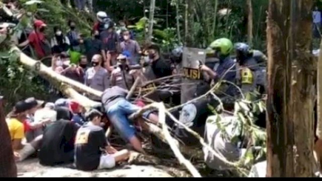 Detik-Detik polisi Serbu Desa Wadas Jateng. (F-INT)