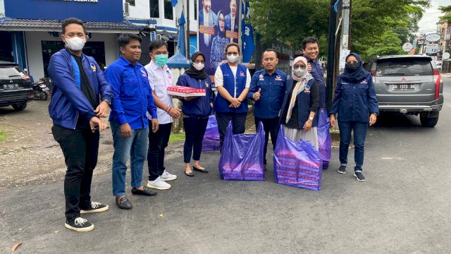 Mengintip Tradisi Jumat Berkah Liga Mahasiswa NasDem Sulsel, Turun ke Jalan Bagi Makanan