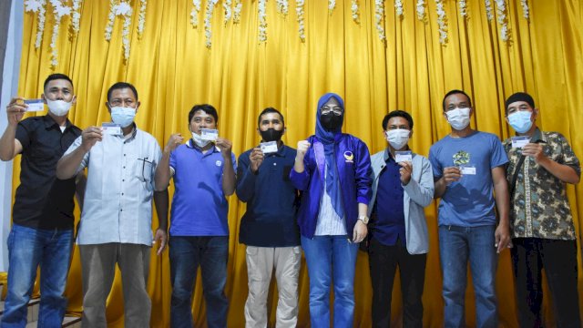 Ketua DPD NasDem Makassar A Rachmatika Dewi alias Cicu bersama para kader baru Partai NasDem
