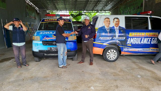 Bergabung dan Langsung Implementasi Politik Kemanusiaan NasDem, H Muslimin Serahkan 2 Unit Ambulance untuk Warga Bone