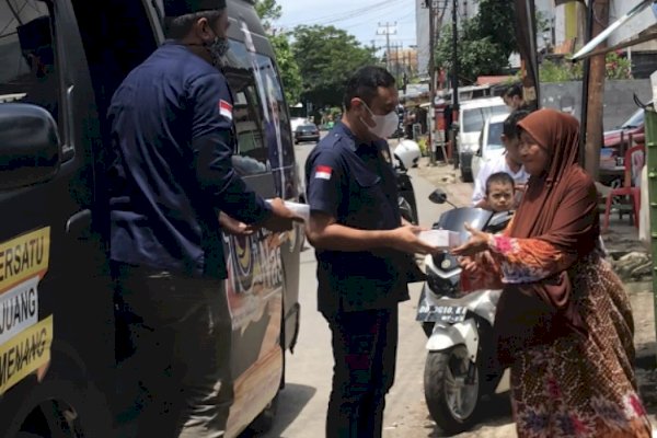 Ketua Garda Pemuda NasDem Sulsel Troy Pimpin Kader Berbagi Jumat Berkah