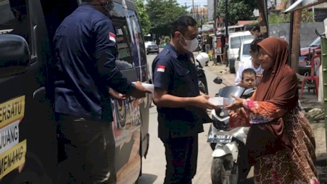 Ketua Garda Pemuda NasDem Sulsel Troy Pimpin Kader Berbagi Jumat Berkah