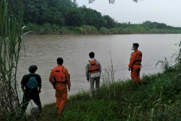 Seberangi Sungai untuk Main Bola, Seorang Remaja Hilang Terbawa Arus