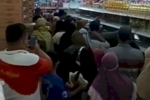 Viral Video Warga Saling Dorong di Toko Swalayan Demi Memperoleh Minyak Goreng