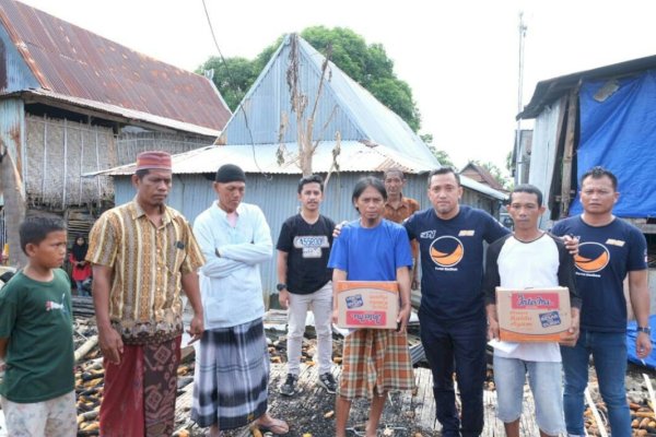 NasDem Peduli, Paris Yasir dalam Sehari Keliling Kecamatan di Jeneponto Bagi Sembako