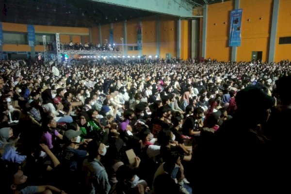 Konser Musik Milenial di Makassar Dibubarkan, Petugas Dihujani Lemparan Botol