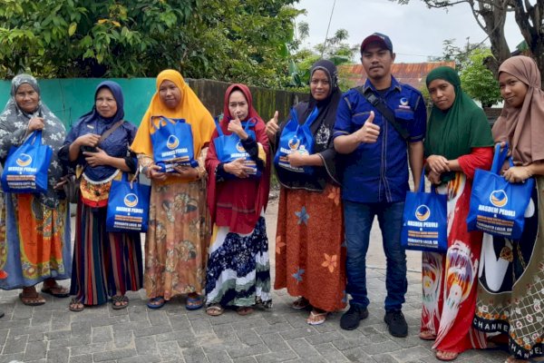 Pagi-pagi Ketua DPRD Rudianto Lallo Bagi Ratusan Paket Sembako untuk Warga di Pulau-pulau Makassar