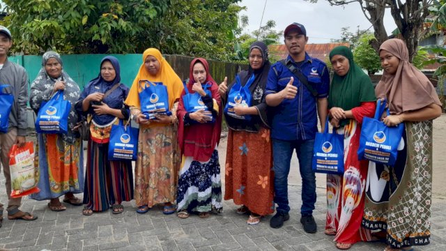 Pagi-pagi Ketua DPRD Rudianto Lallo Bagi Ratusan Paket Sembako untuk Warga di Pulau-pulau Makassar