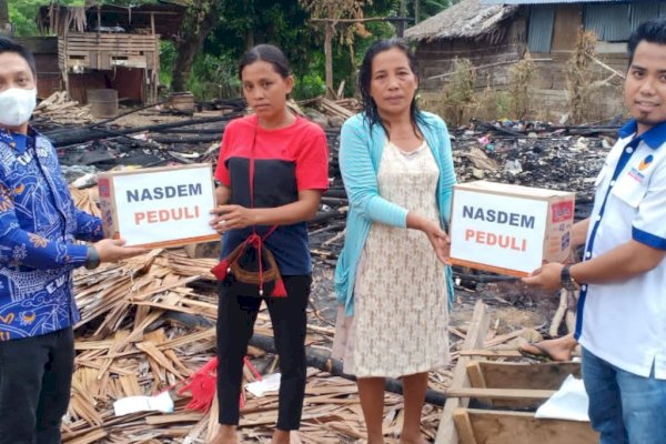 NasDem Palopo Peduli Korban Kebakaran di Maroangin, Efendi Sarapang: Untuk Ringankan Beban Masyarakat