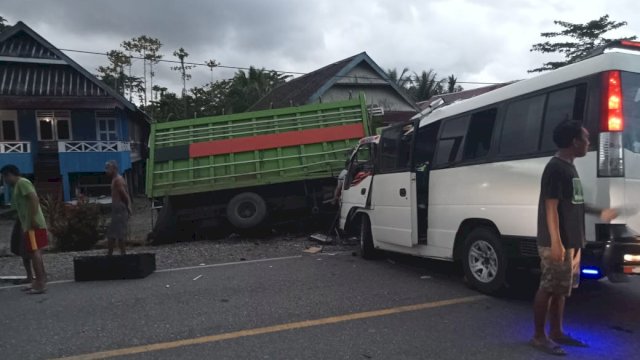 Ambulance yang Bawa Jenazah Tabrakan dengan Truk di Luwu Timur Sulsel, Pengemudinya Tewas