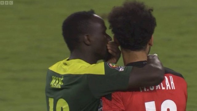 Sadio Mane Peluk Mohamed Salah usai final Piala Afrika 2021. (F-INT)