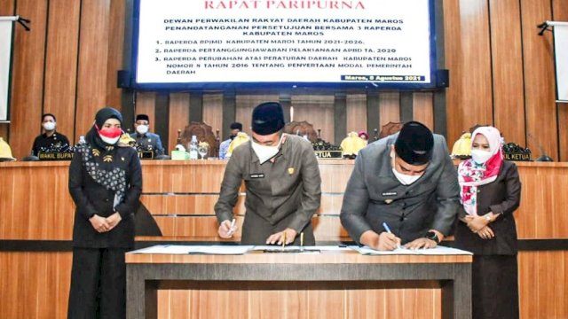 Pemkab-DPRD Maros Tandatangani Persetujuan 2 Ranperda