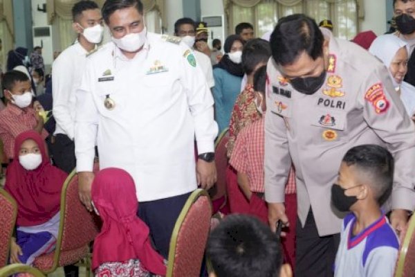 Bupati Maros Chaidir Syam- Kapolda Sulsel Tinjau Pelaksanaan Vaksinasi Pelajar