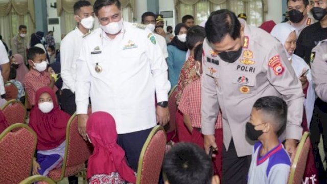 Bupati Maros Chaidir Syam- Kapolda Sulsel Tinjau Pelaksanaan Vaksinasi Pelajar