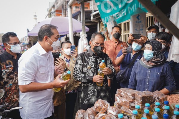 “Saya Pastikan, Paling Lambat akhir Februari Harga Minyak Goreng Normal Kembali” Mendag Lutfi saat Sidak di Makassar