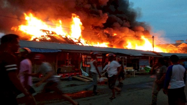 Ratusan Kios di Pasar Sentral Sinjai Sulsel Terbakar. (F-INT)