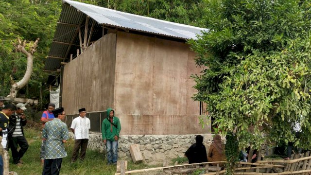 Suasana rumah duka, Ayah di Sinjai Sulsel yang bawa Jenazah anaknya pakai motor. (F-Int)