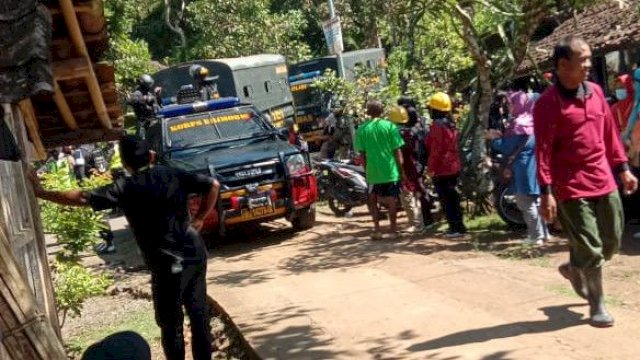 Semakin Mencekam, Desa Wadas Jateng, diserbu polisi. Puluhan Orang Ditangkap. (F-INT)