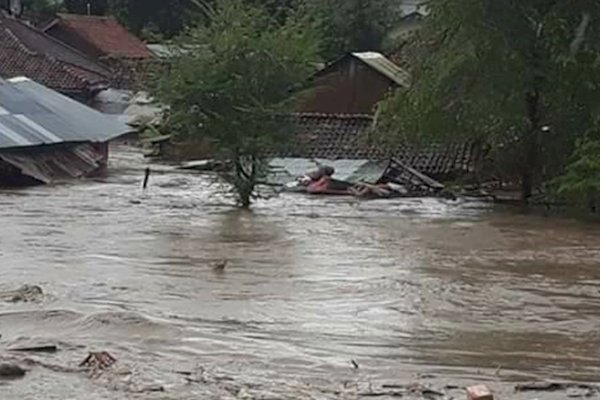 Banjir Bandang Terjang Sumbawa, Ratusan Rumah Rusak – 3 Jembatan Putus