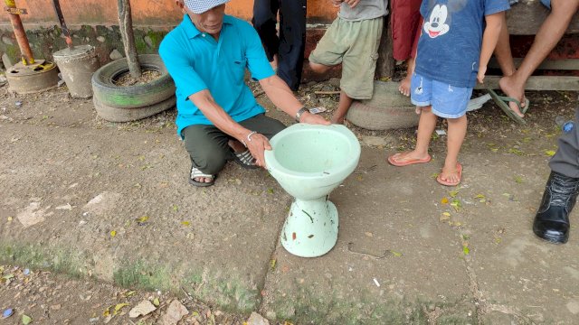 Kloset yang menimpa pemulung di Makassar hingga tewas. (F-Int)