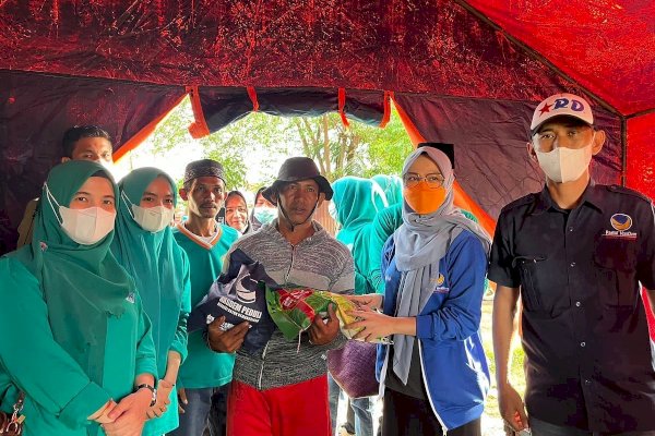 Kunjungi Korban Kebakaran di Buloa, Ketua NasDem Makassar Cicu Beri Sembako dan Kuatkan Keluarga untuk Sabar