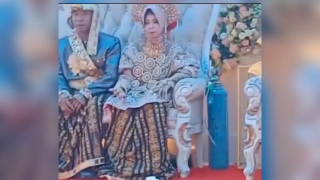 Pengantin Perempuan di Bone Sulsel Pakai Infus saat Pernikahan.