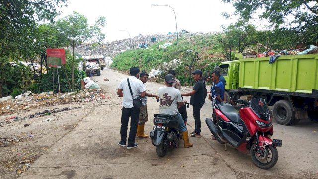 Polisi melakukan olah TKP di TPA Antang Makassar terkait kasus kematian pemulung.