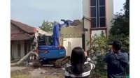 Suami Selingkuh, Istri Ngamuk Robohkan Rumah Hasil Jual Telur Asin