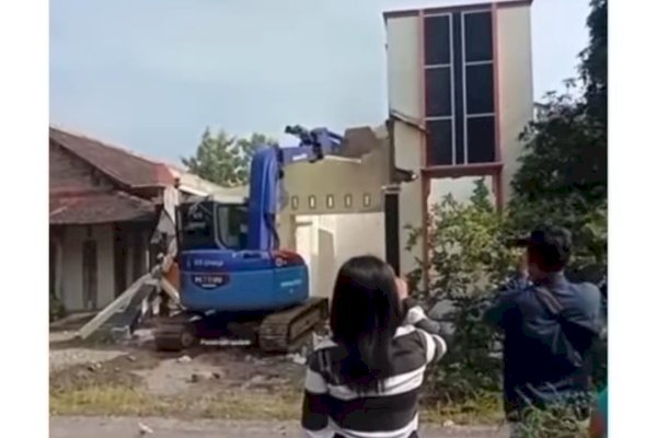 Suami Selingkuh, Istri Ngamuk Robohkan Rumah Hasil Jual Telur Asin